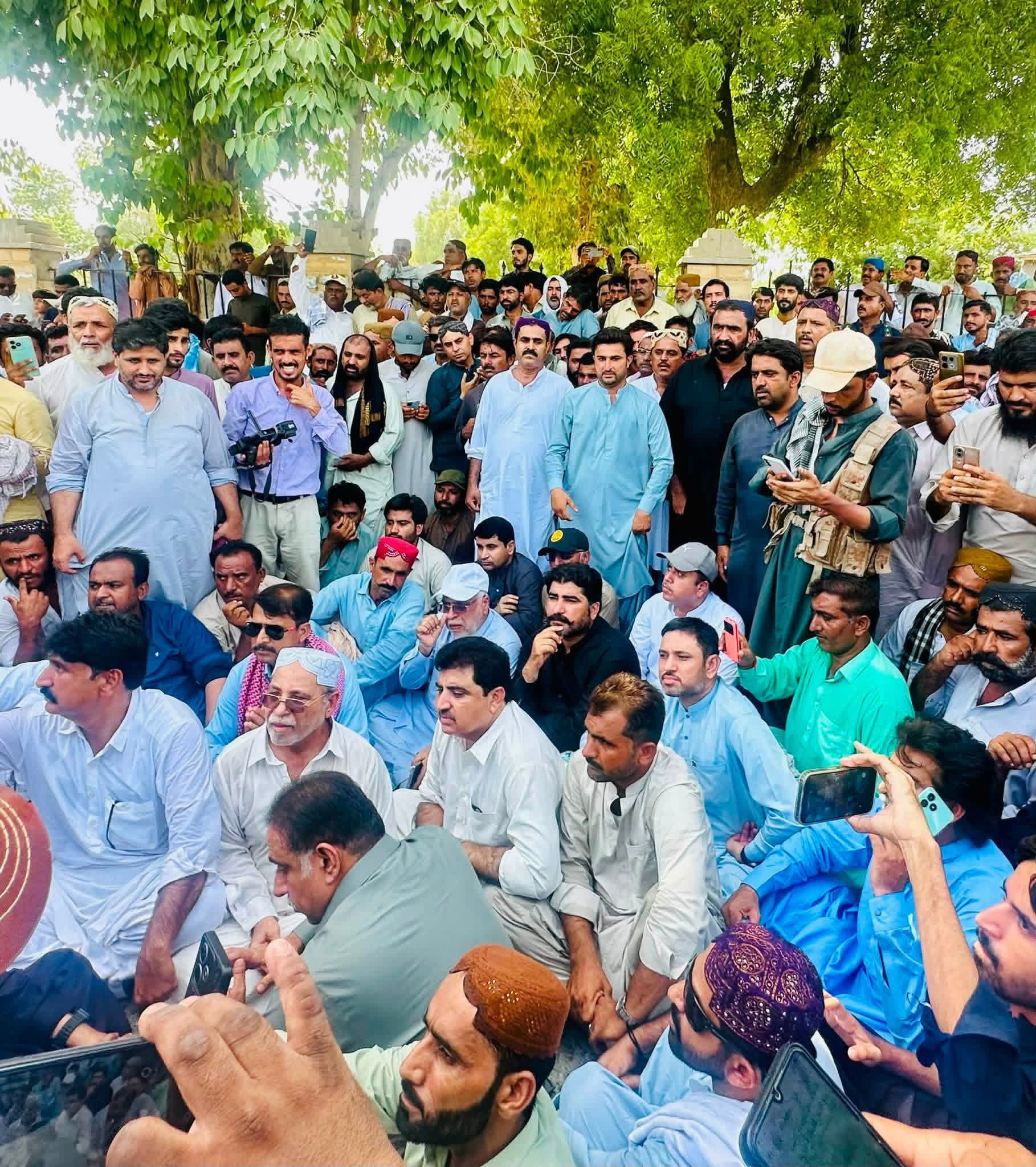Naseerabad Farmers Protest Water Shortage in Khirthar Canal, Talks with Sindh Fail to Yield Results