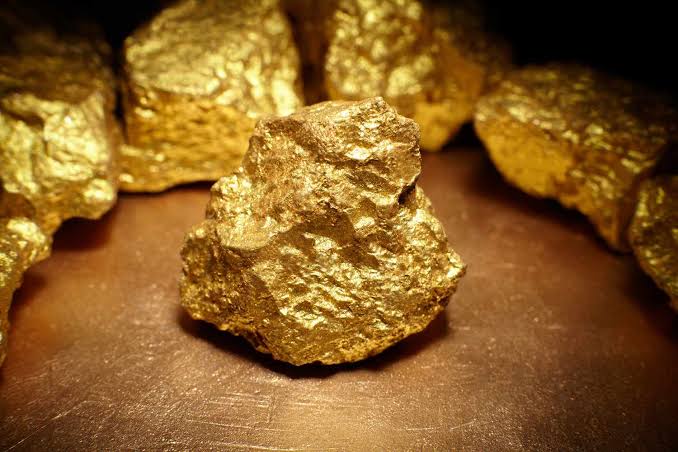 Gold price in Pakistan drops Rs3,700 as global rates ease